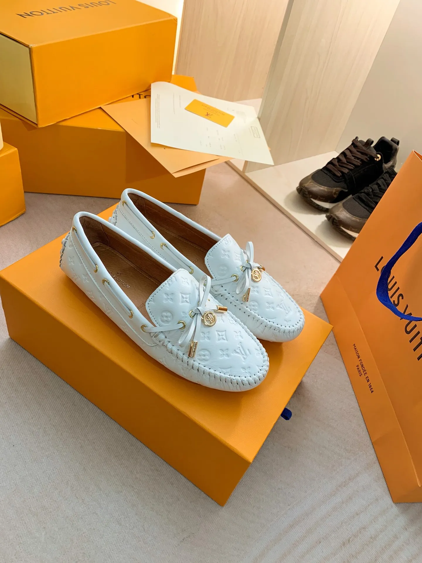 p460💰Couple model❤️🇫🇷 𝙇𝙤𝙪𝙞𝙨 𝙑𝙪𝙞𝙩𝙩𝙤𝙣 🇫🇷Louis Vuitton 2023 Classic𝓛𝓿 𝓣𝓻𝓪𝓲𝓷𝓮𝓻 Sports Series ➪➪➪¯ [Arizona Doudou Shoes Series] ▪️▪️▪️Arizona slip-on shoes are made of Monogram Eclipse canvas. Its hand-painted and dyed edges and hand-sewn uppers fully demonstrate Louis Vuitton's traditional shoemaking craftsmanship. This slip-on shoe is very lightweight. The integrated tongue and upper make it particularly comfortable and flexible. The soft outsole is equipped with rubber padding. Decorated with matching sash. Detailed features: ☑️Monogram Eclipse canvas ☑️Black Eclipse pattern ☑️Hand-painted shoe edges ☑️Hand-sewn uppers (each pair takes time to process) ☑️Integrated tongue and upper construction ☑️Outsole equipped with rubber lining ☑️size: 35_46